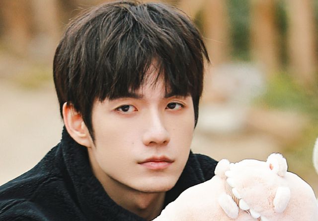 r1se张颜齐塌房比赛期间脚踏多条船擅自侵占合创品牌