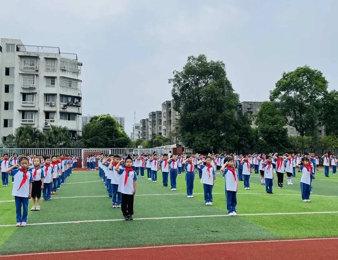 红船起航逐梦未来记灵龙小学新队员六一入队仪式