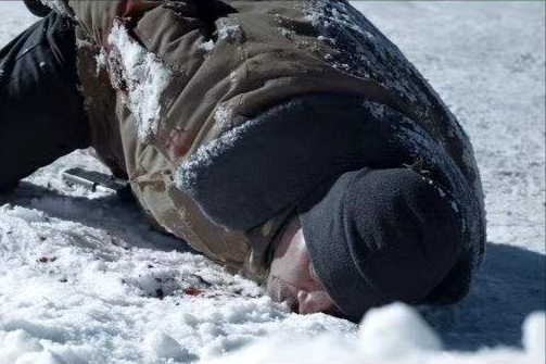 《猎狼者》在最后的结局,魏疆来到了赵诚媳妇开的