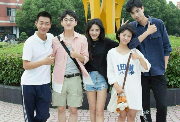 知名女星沈月骑电瓶车约会男方颜值超高皮肤白亲密喂饭不避嫌