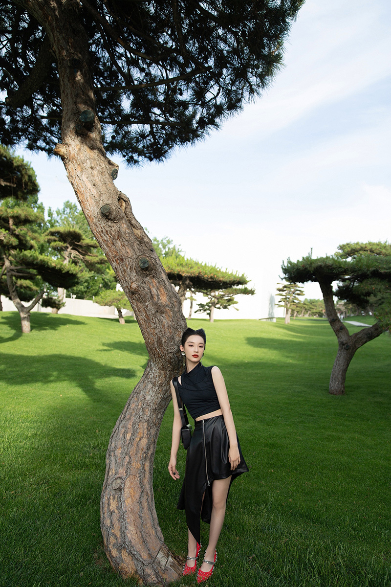 孙佳雨猫耳发型优雅迷人展现摩登新风尚