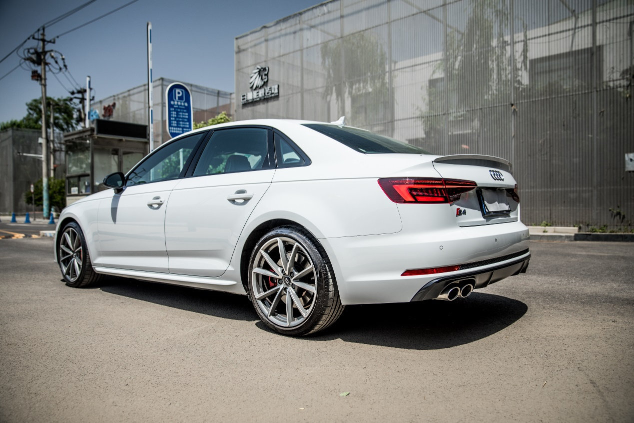 膜呗隐形车衣案例:奥迪s4不改装 但不能少了隐形车衣