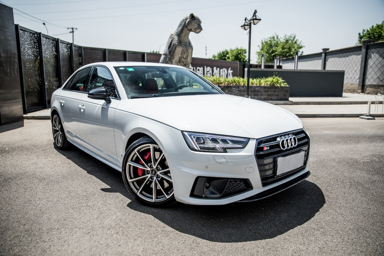 膜呗隐形车衣案例:奥迪s4不改装 但不能少了隐形车衣