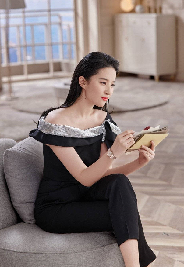 刘亦菲这回造型太成功穿白西装配透视纱裙单靠气质就赢了