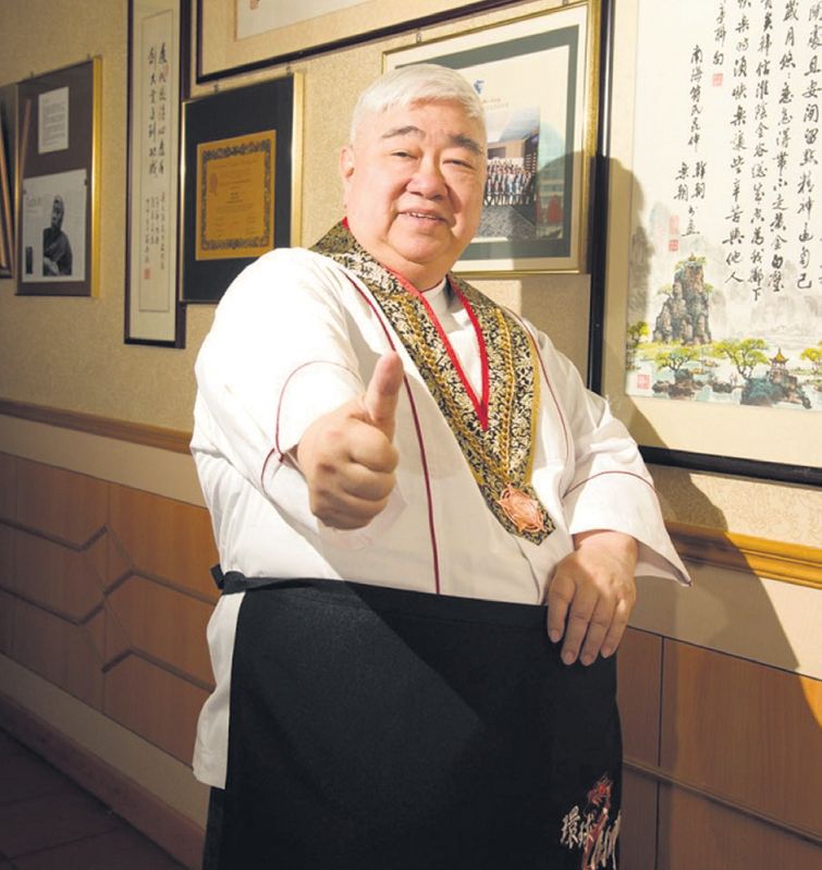 70岁食神梁文韬久违亮相,因弟弟猝死反思减掉130磅,获蔡澜大赞