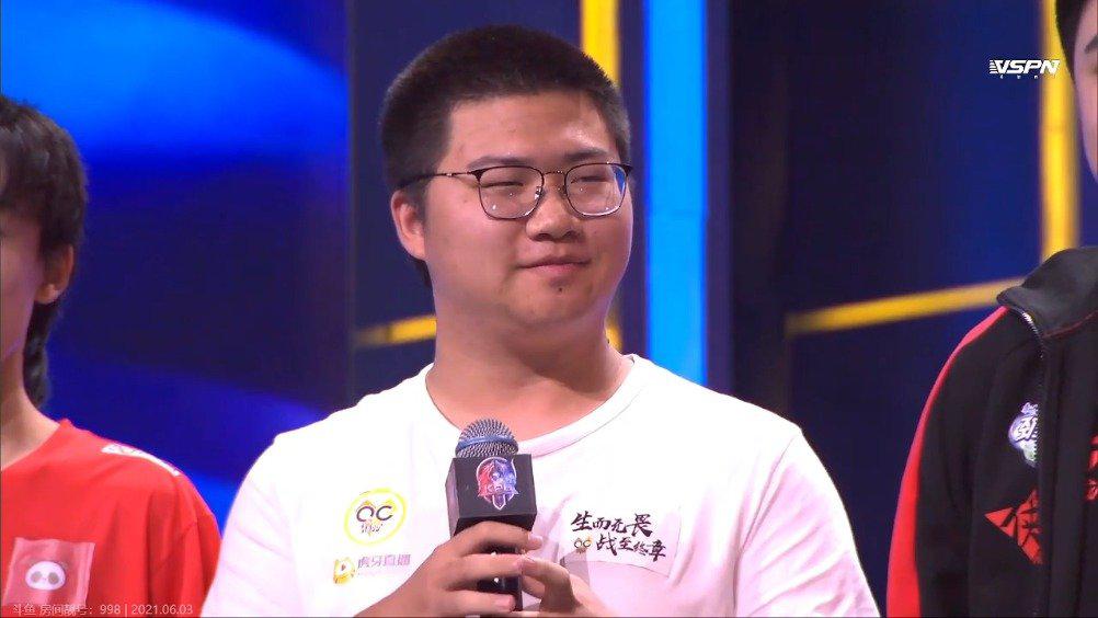 1v1 赛后采访 @qghappy杰杰 :因为硬实力我打不过他,所以只能玩这些