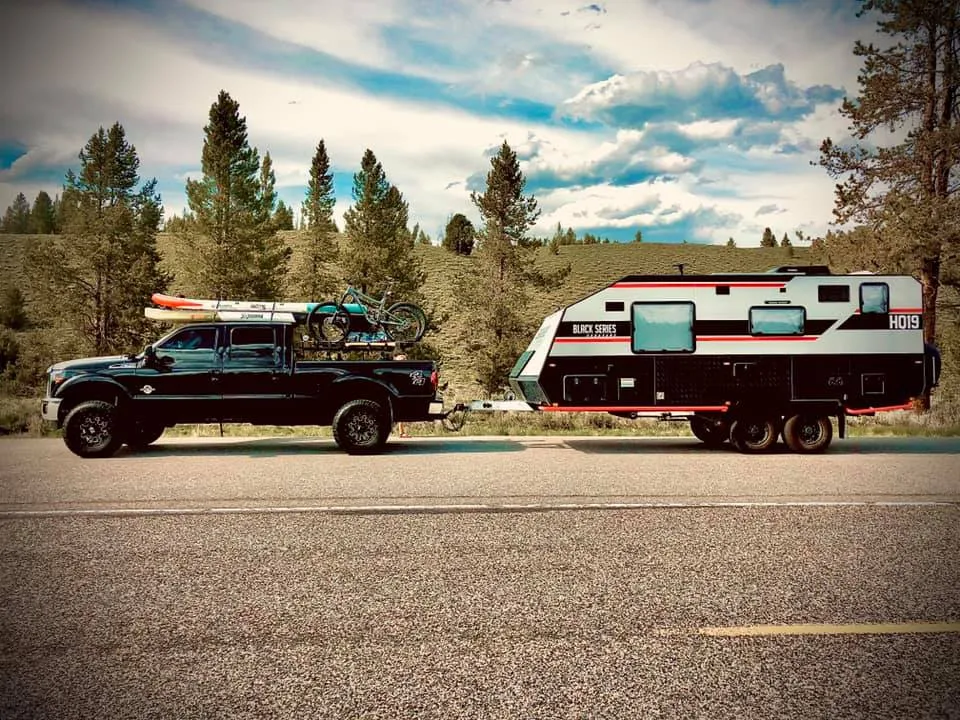 用优雅与豪华 精致塑造黑系hq19越野拖挂房车 开启人生奇妙之旅