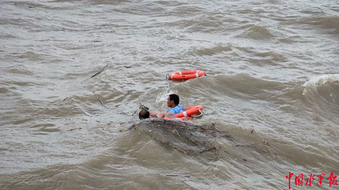 上海海事测绘中心成功救助两名落水船员并精准定位沉没船只
