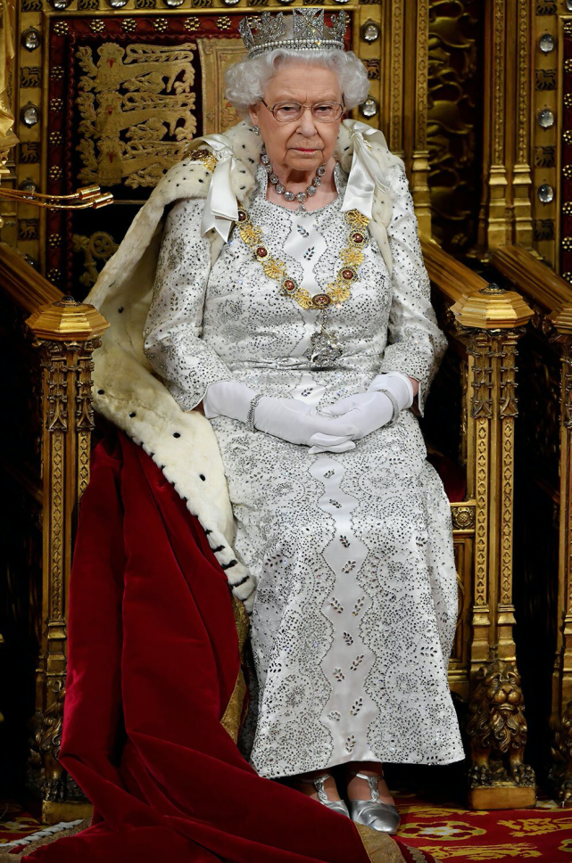 英国女王喜迎铂金纪念日!在位70年真长寿,穿彩虹色争当时髦奶奶