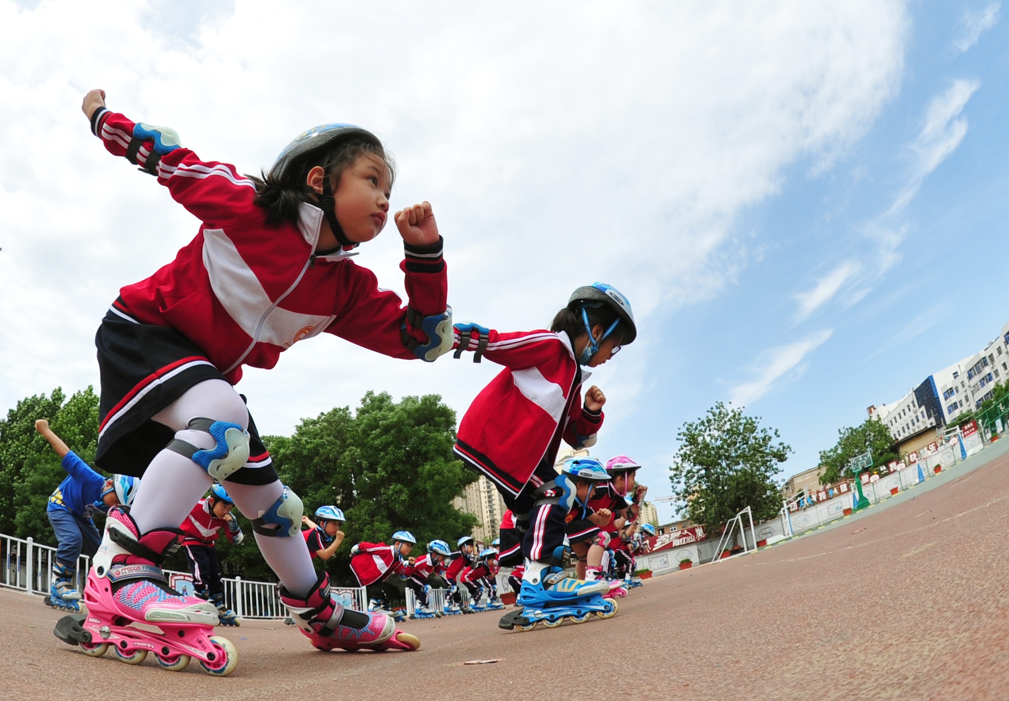 6月3日,沧州市育红小学的学生在体育课上练习轮滑.