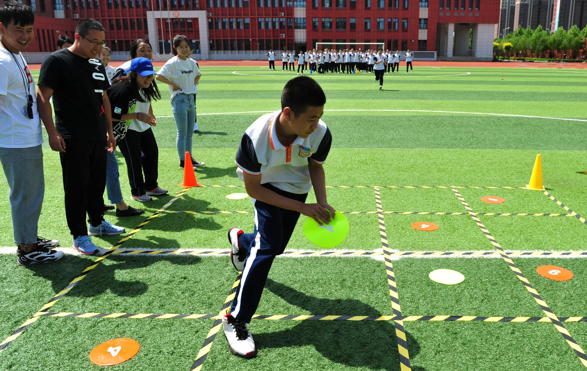 6月3日,沧州市育红小学的学生在体育课上练习轮滑.