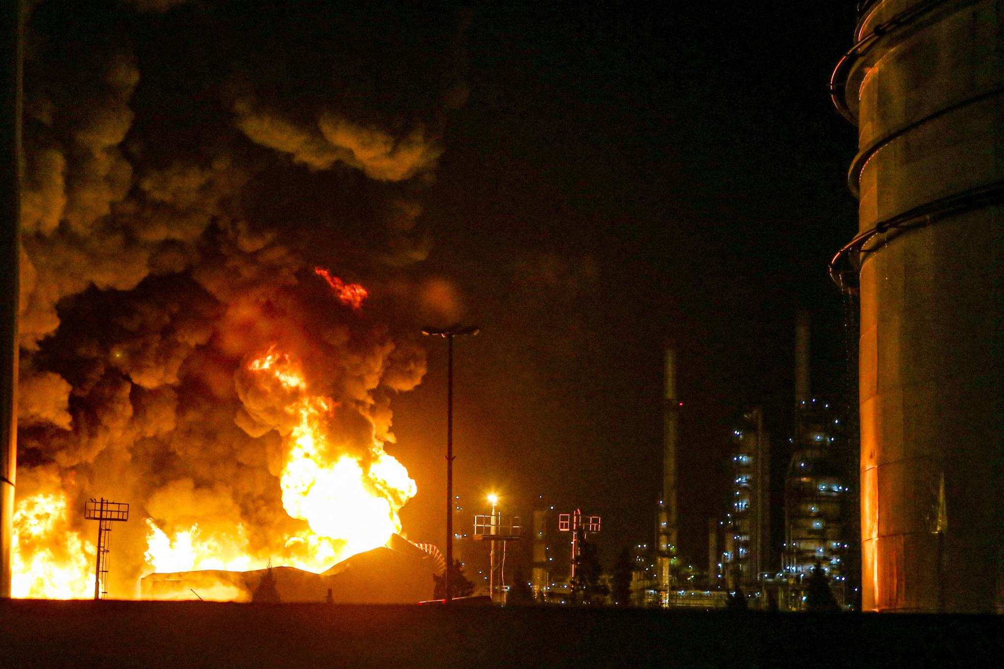 伊朗一炼油厂起火