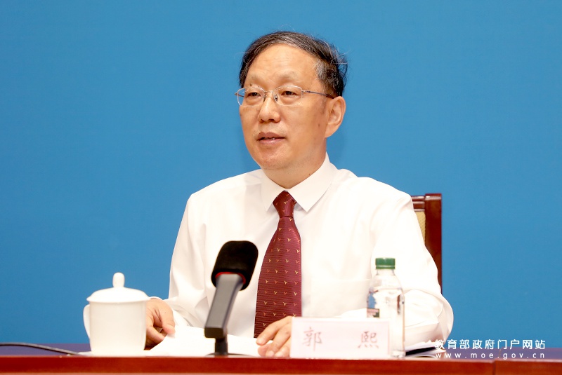 报告顾问,广州大学客座教授郭熙,图自教育部官网.