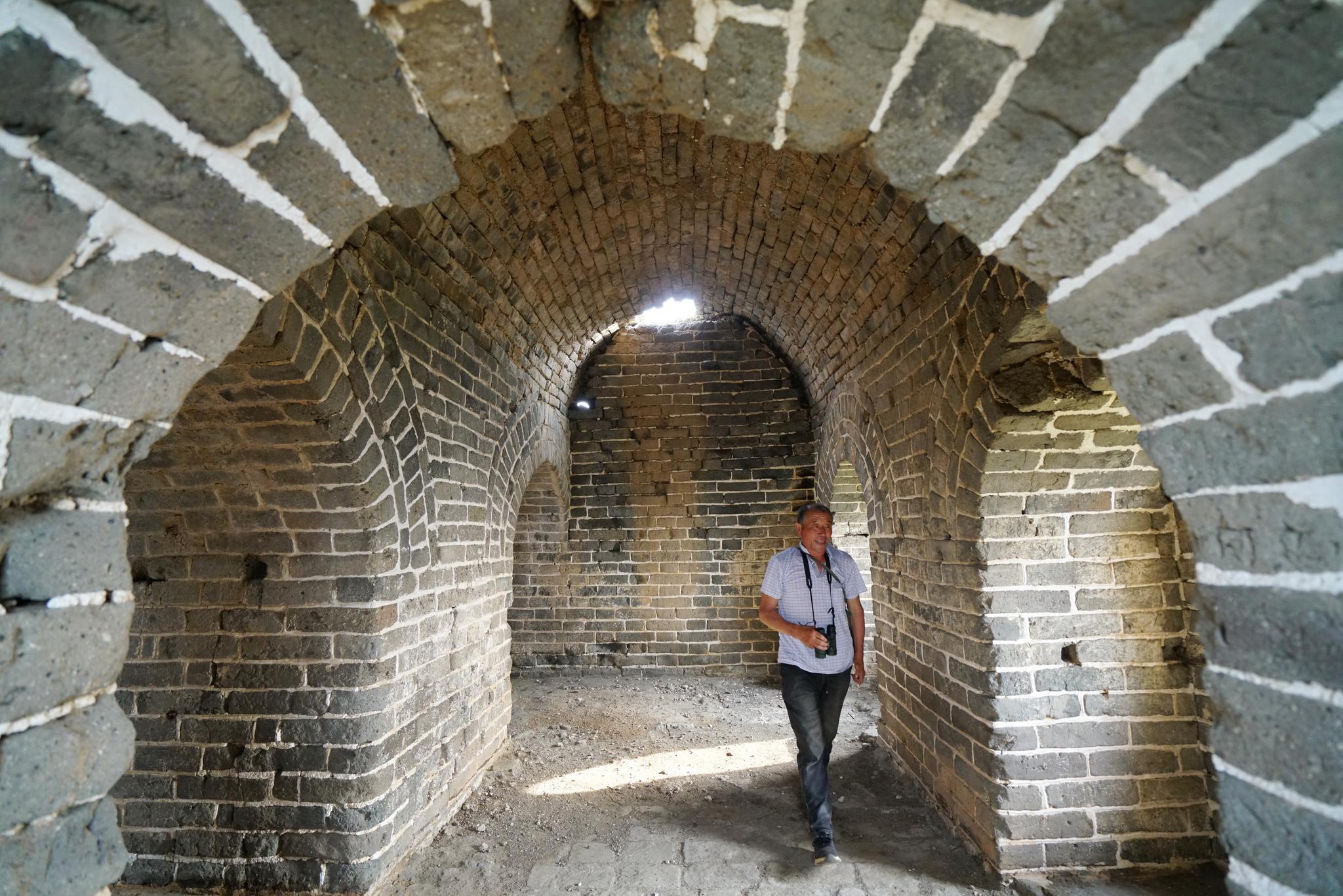 6月2日,侯云成在一座长城敌楼内巡视.新华社记者 牟宇 摄