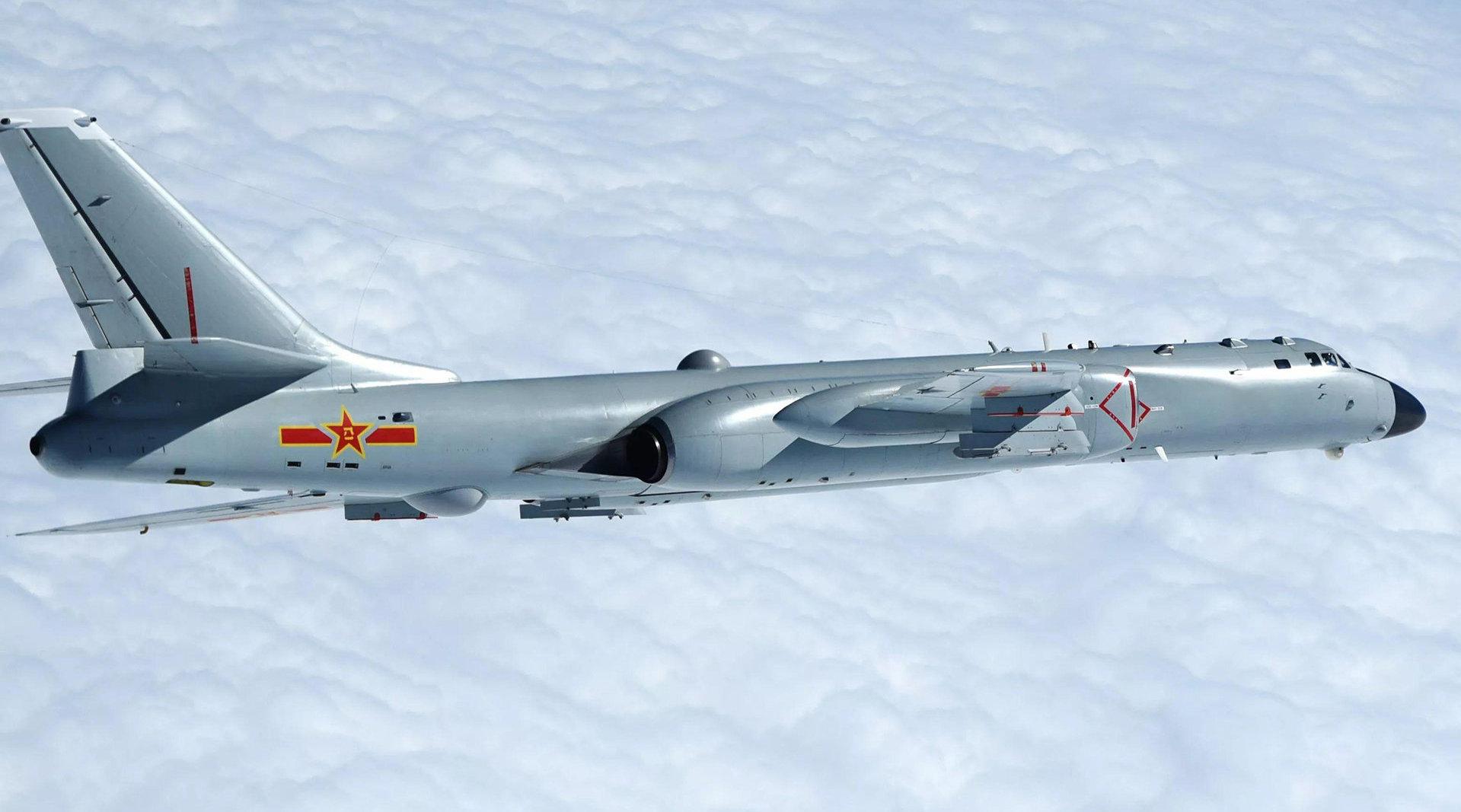 中国海军航空兵,轰6型轰炸机,进行实弹轰炸训练!