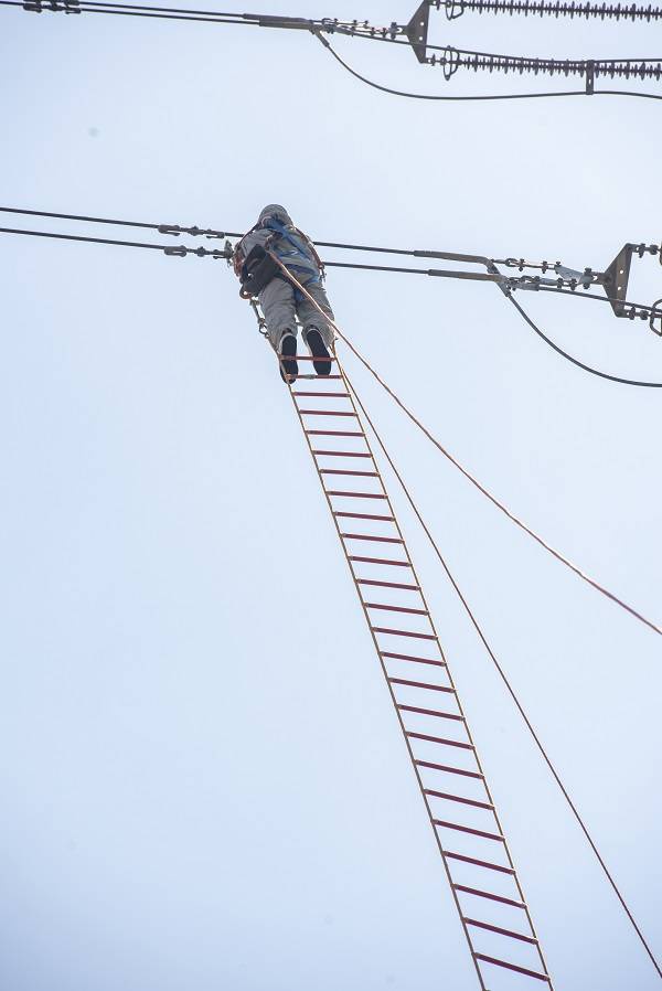 南方电网广西梧州供电局开展等电位带电作业助力西电东送(图)
