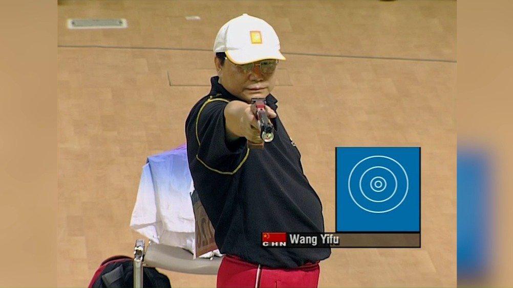 雅典奥运会,44岁的王义夫在男子10米气手枪项目上夺金