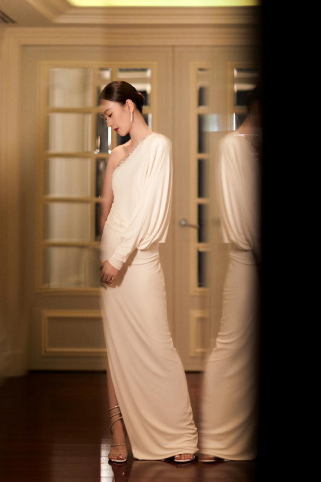 童瑶终于肯扮阔太,穿斜肩礼裙还大胆开叉,侧身曲线让人羡慕