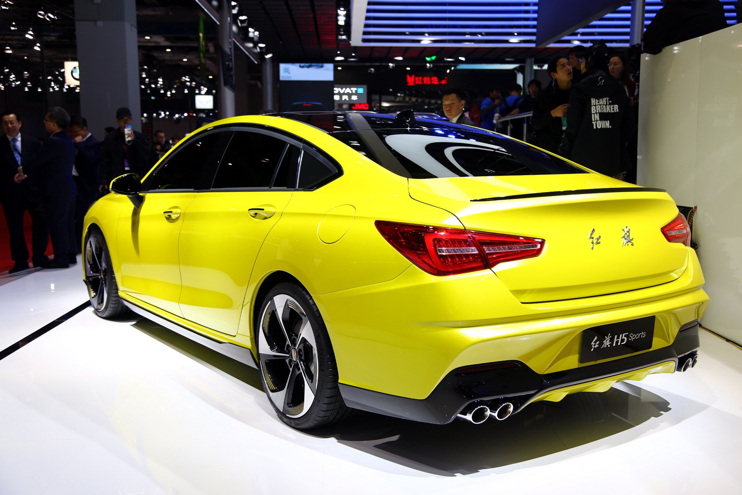 高端中国红闪亮汽车市场红旗h5的换代你惊呆了吗