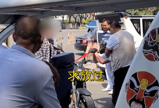 陕西一对情侣当街闹分手,男子双膝跪地朝女子磕头:放过我!休闲区蓝鸢梦想 - Www.slyday.coM 陕西一对情侣当街闹分手,男子双膝跪地朝女子磕头:放过我!休闲区蓝鸢梦想 - Www.slyday.coM