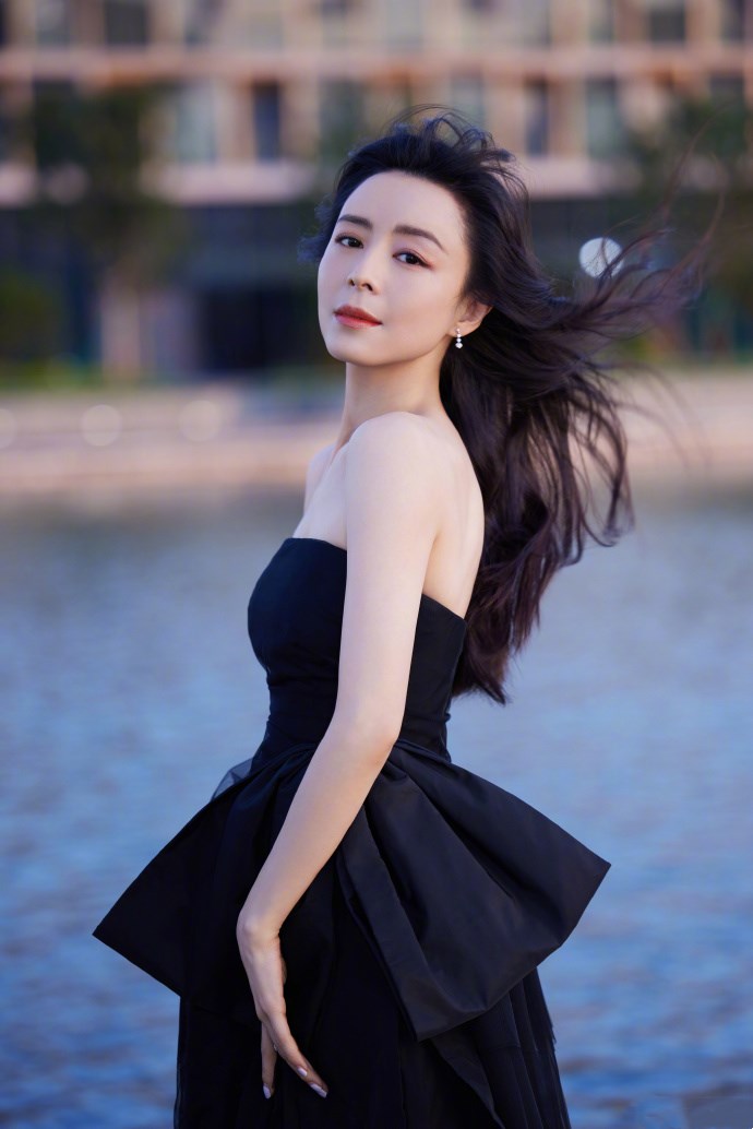 41岁张静初一袭黑色抹胸纱裙,气质绝美性感撩人,好身材让人羡慕