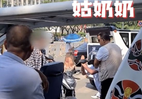 陕西一对情侣当街闹分手,男子双膝跪地朝女子磕头:放过我!休闲区蓝鸢梦想 - Www.slyday.coM 陕西一对情侣当街闹分手,男子双膝跪地朝女子磕头:放过我!休闲区蓝鸢梦想 - Www.slyday.coM