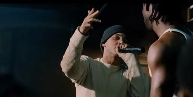 《八英里》是部eminem的半自传电影,我觉得整部影片情绪还有矛盾点