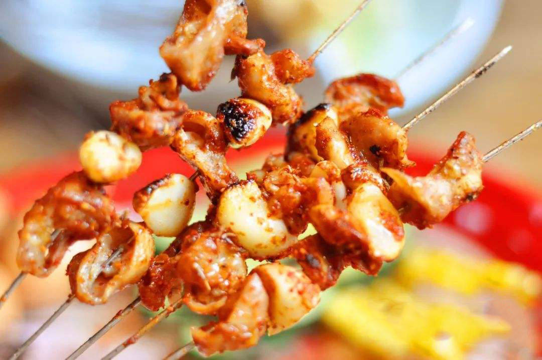 第三种就是烤肥肠,其实烤肥肠多数都是东北人爱吃,然后上面放上大蒜