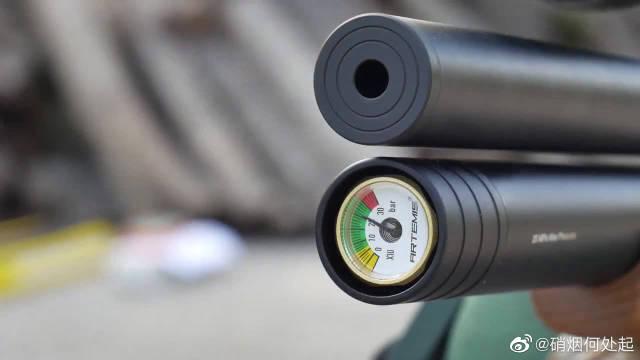 老外试射气动版步枪,用打气筒现场打气,看威力还不小呢