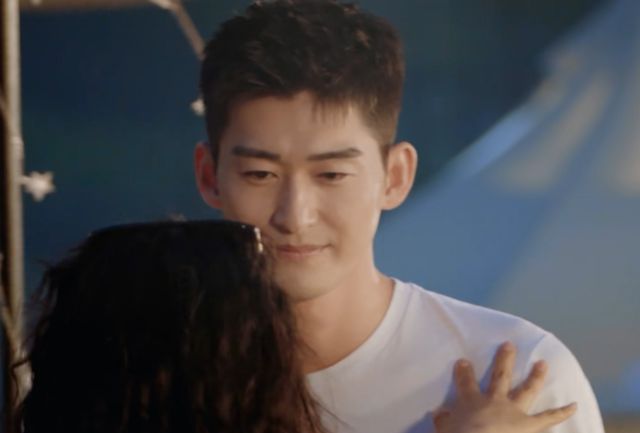 接下来张翰主动出击,这不脱下外套露出胸膛,就算辣目摸着自己的肩膀也