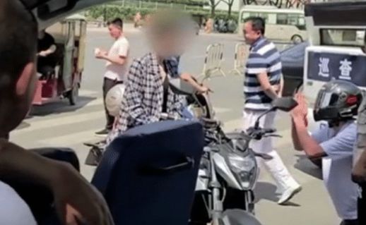 陕西一对情侣当街闹分手,男子双膝跪地朝女子磕头:放过我!休闲区蓝鸢梦想 - Www.slyday.coM 陕西一对情侣当街闹分手,男子双膝跪地朝女子磕头:放过我!休闲区蓝鸢梦想 - Www.slyday.coM