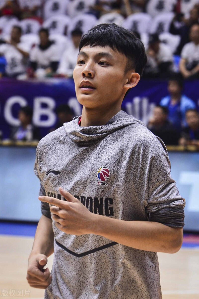 徐杰成长的故事:即使来自农村的土猪,也要拱了cba的大白菜