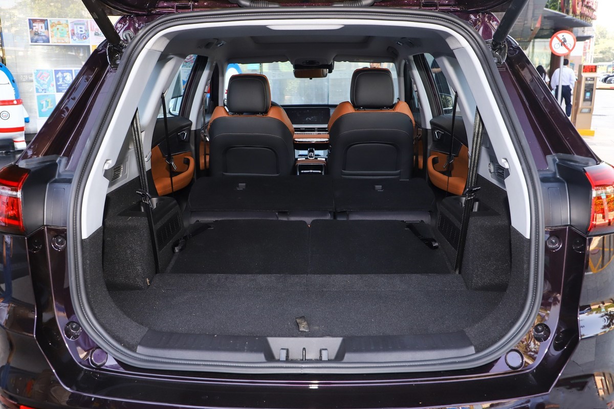 打开后备箱可以看到,瑞虎8 plus的后备箱空间十分规整,座椅支持纯平