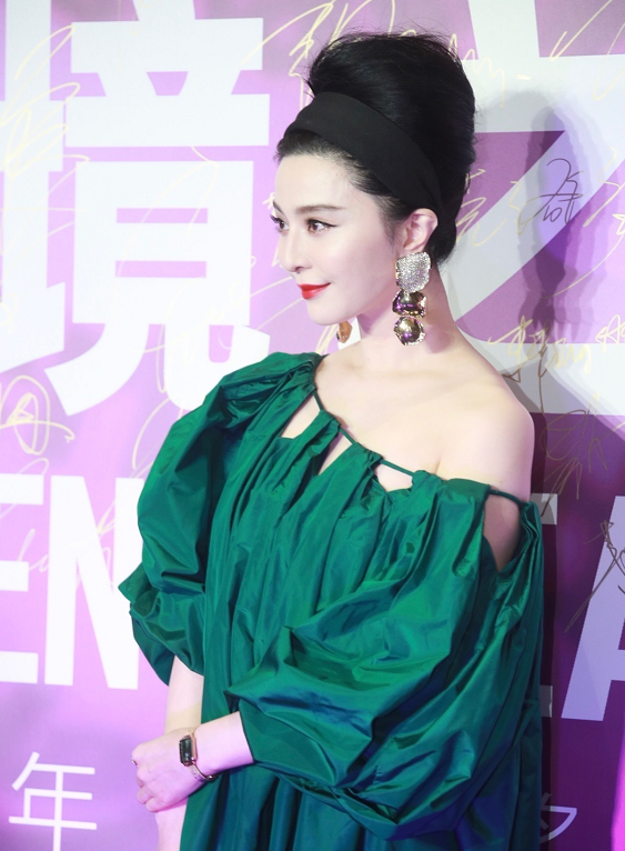 范冰冰参加活动,穿绿色长裙配大红唇,比头还高的发型超夸张