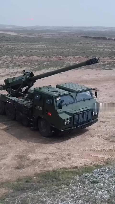 某新型车载加榴炮亮剑大漠戈壁!