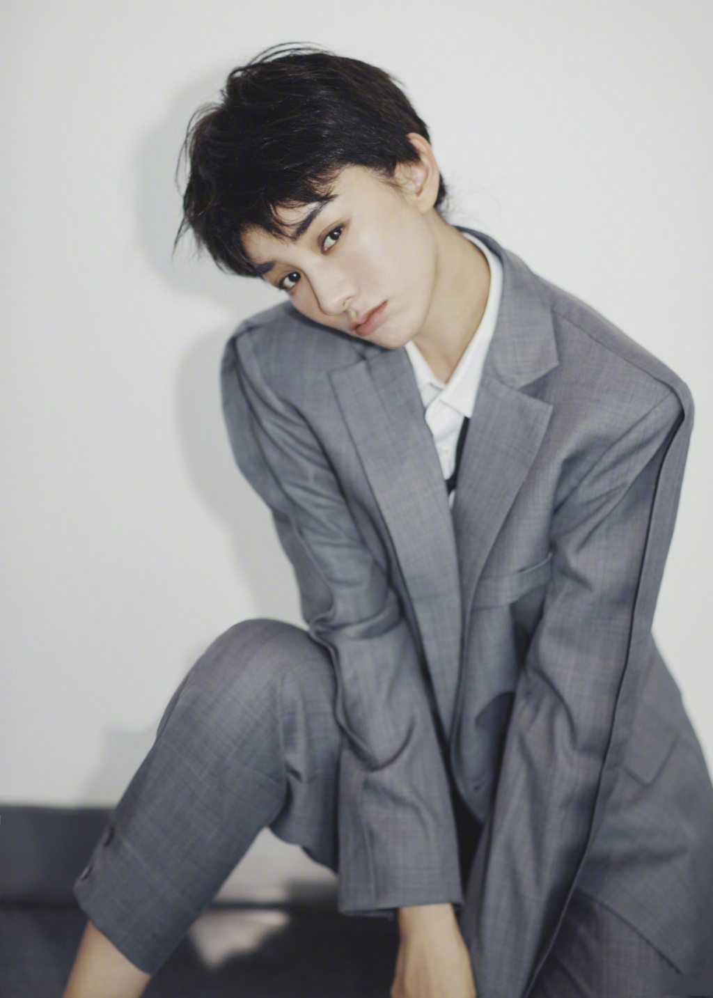 换发型等于换脸,43岁黄奕穿西装留短发,重回颜值巅峰