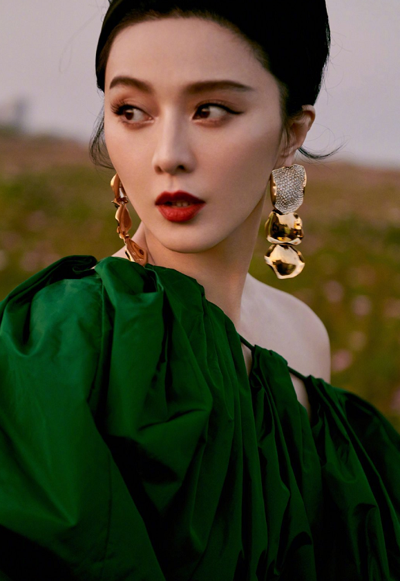 范冰冰参加活动,穿绿色长裙配大红唇,比头还高的发型超夸张