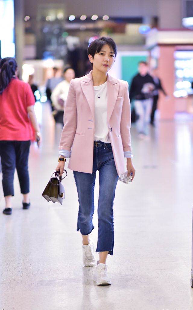 汪涵爱妻杨乐乐罕见亮相,穿粉色小西装配牛仔裤,扮嫩穿搭好养眼