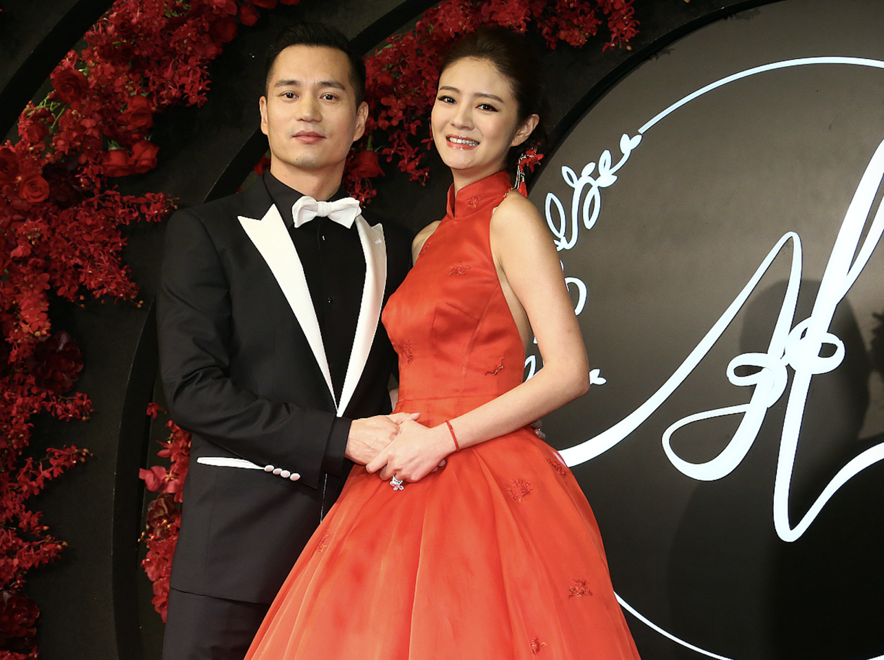 安以轩懒理大s婚变庆结婚四周年喝香槟秀钻戒夫妻合照很幸福