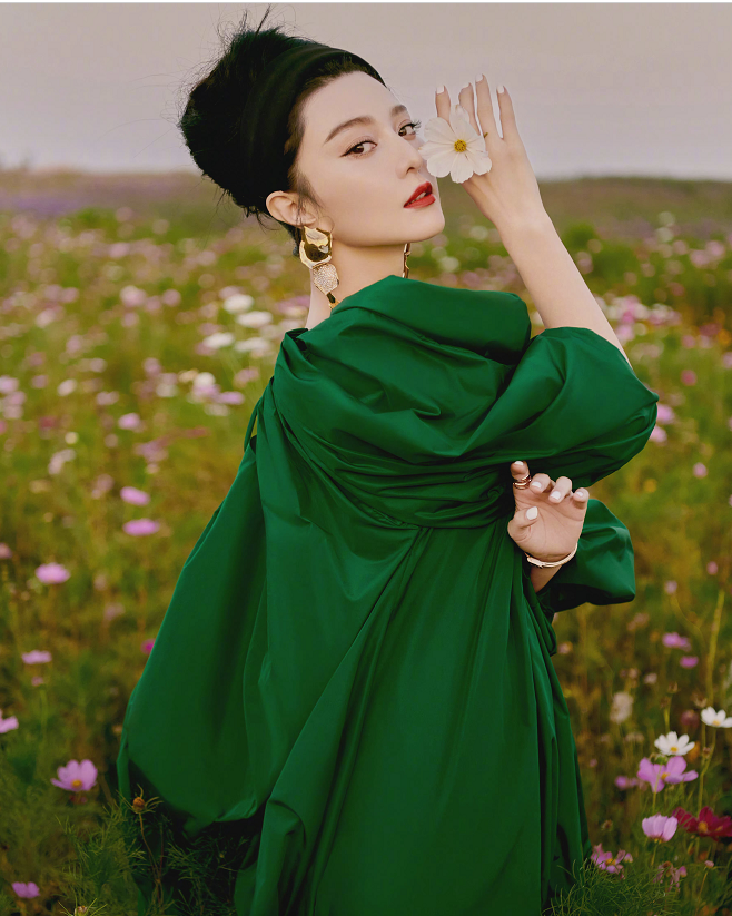 范冰冰参加活动,穿绿色长裙配大红唇,比头还高的发型超夸张