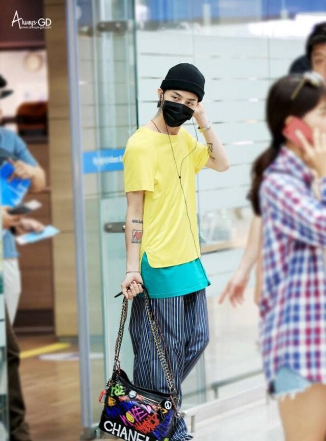 权志龙近照曝光长发引注意和金智妮恋情热议久未回归歌谣界