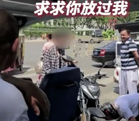 陕西一对情侣当街闹分手,男子双膝跪地朝女子磕头:放过我!休闲区蓝鸢梦想 - Www.slyday.coM 陕西一对情侣当街闹分手,男子双膝跪地朝女子磕头:放过我!休闲区蓝鸢梦想 - Www.slyday.coM