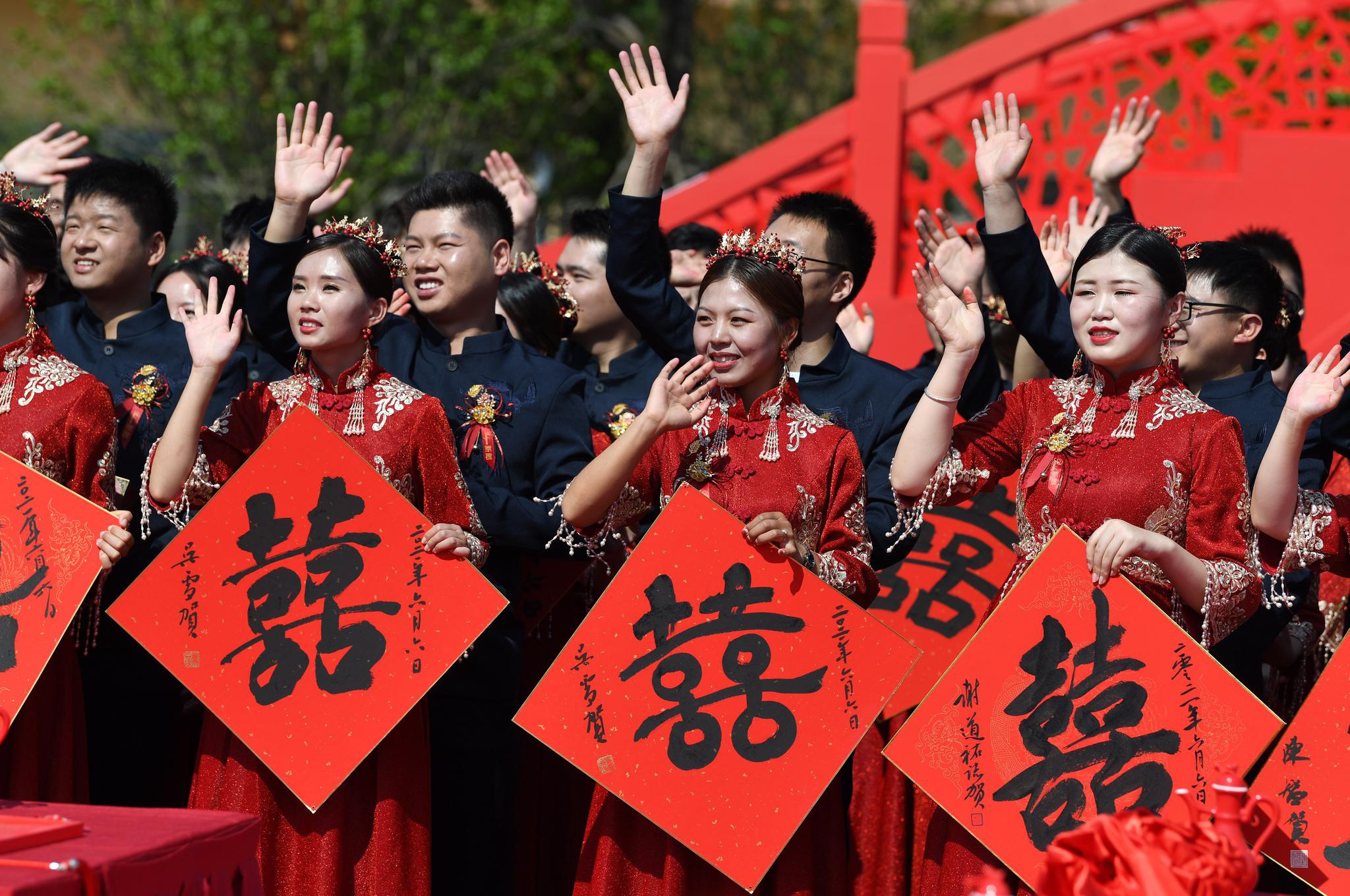 举行集体婚礼 见证甜蜜爱情