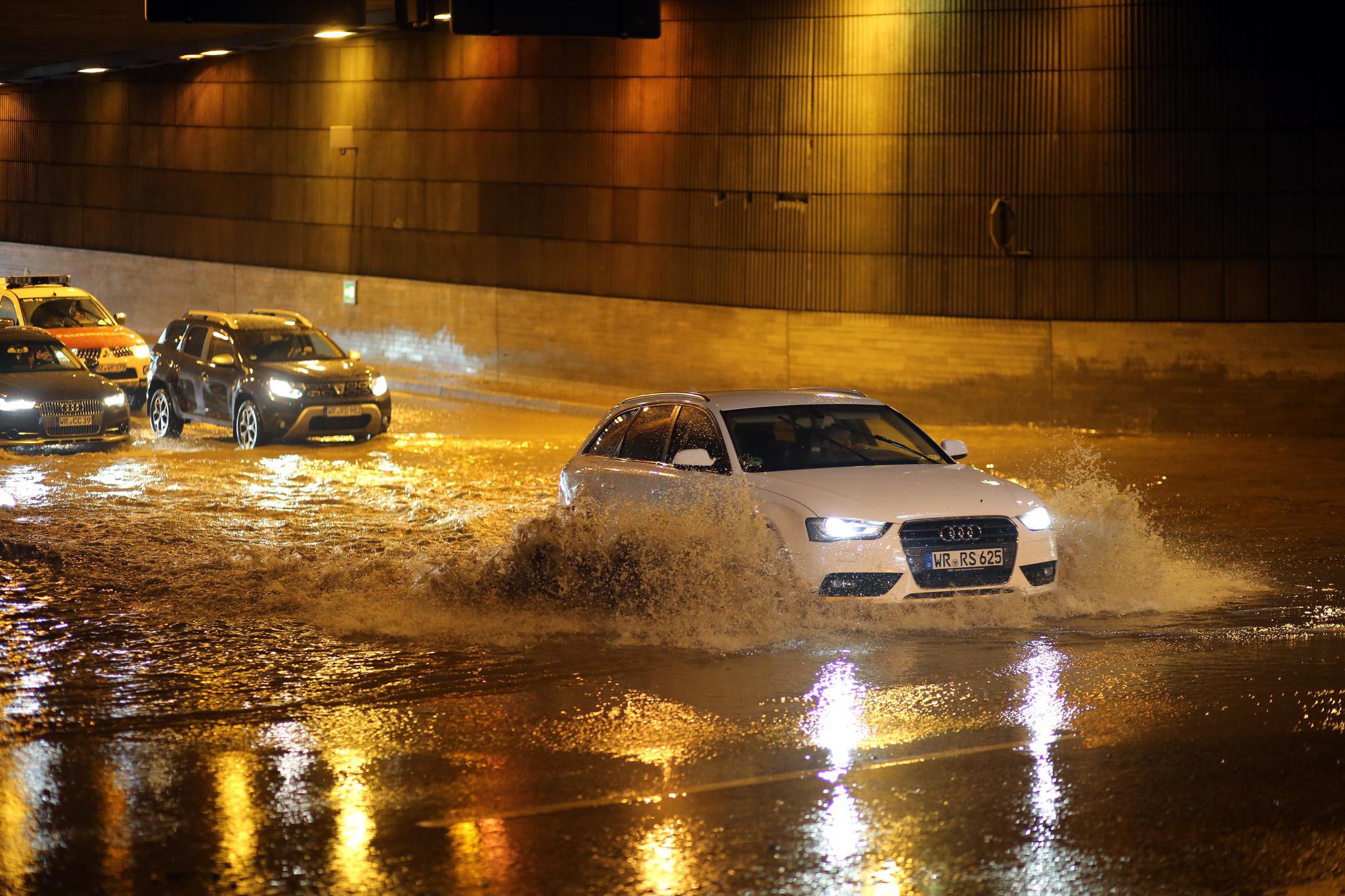 德国西部部分地区遭暴风雨袭击