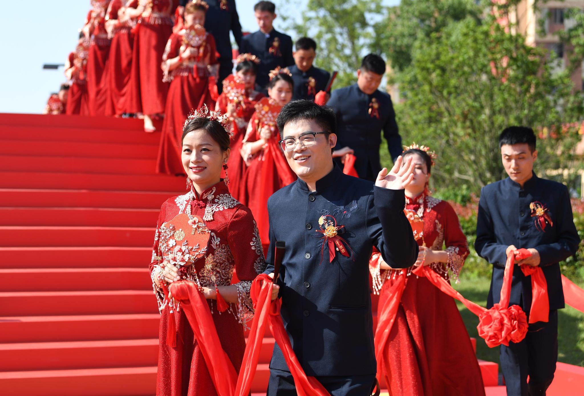 6月6日,新人们在集体婚礼仪式现场合影. 新华社记者刘军喜摄