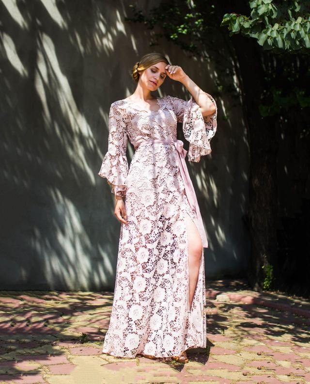 金南珠贵妇范十足穿红色蕾丝连衣裙惊艳亮相高贵典雅