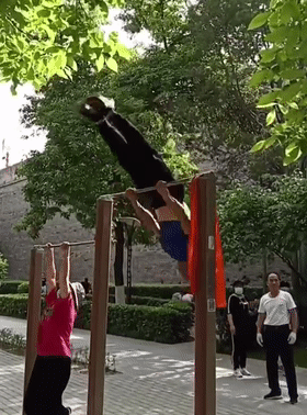 到了西安环城公园,才知道身体不好|单杠|健身|西安市_新浪新闻