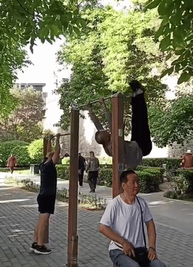 爱秦腔,爱旅游,爱广场舞,但只有在环城公园玩健身,才算得上老年人里的
