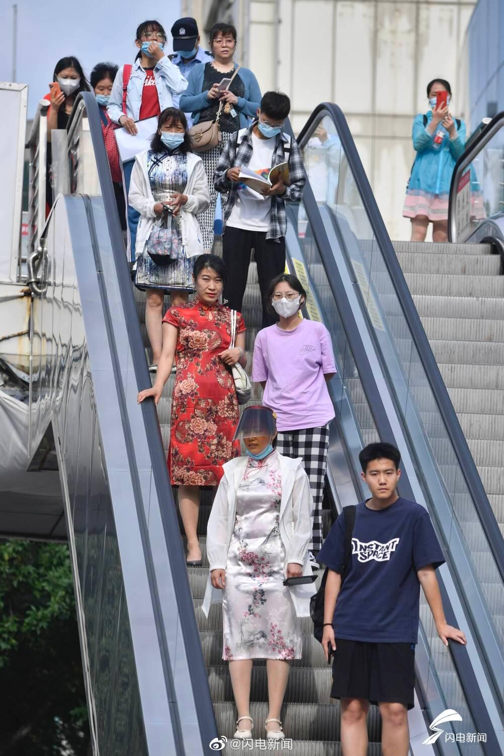 山东高考群像:考生沉着备考、家人温暖鼓励、交警暖心护送、爱心人士助力……哪一张击中了你?休闲区蓝鸢梦想 - Www.slyday.coM 山东高考群像:考生沉着备考、家人温暖鼓励、交警暖心护送、爱心人士助力……哪一张击中了你?休闲区蓝鸢梦想 - Www.slyday.coM