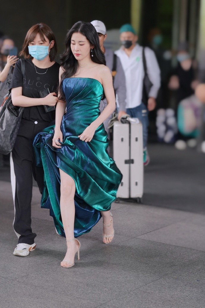 街拍镜头下的张碧晨真惊艳穿抹胸裙提溜着裙摆细腿真抢镜